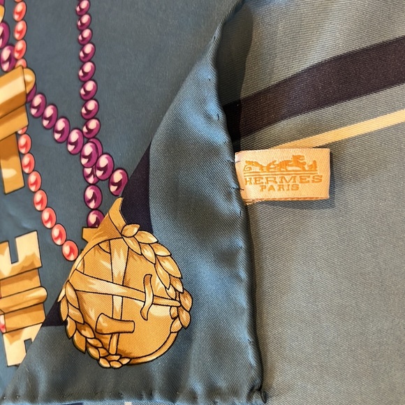 Hermès Silk Scarf ( 35” X 34”) - Picture 3 of 7